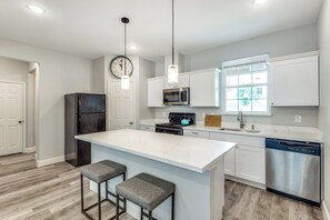 Frigorífico, microondas, horno y placa de cocina