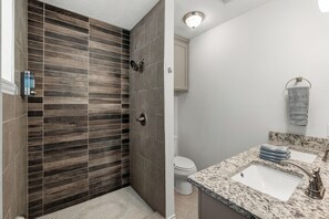 Douche, serviettes fournies, savon, shampoing