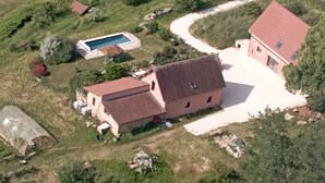 An aerial view of a property with a large house, a swimming pool, and surrounding greenery. - Gite Avec Piscine - Périgord Noir - 2 Personnes (Châtres)