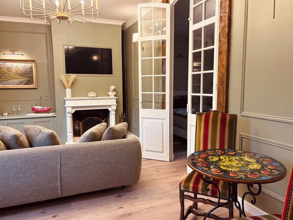 Luxe suite, 1 kingsize bed met slaapbank | Woonruimte