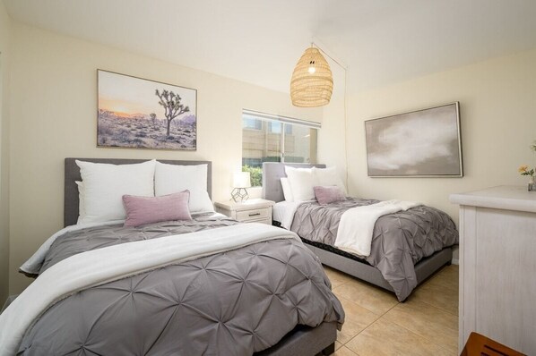 2 bedrooms, iron/ironing board, WiFi, bed sheets - Minutes to Old Town Scottsdale! Walk to Fashion Mall and Scottsdale shops. (Scottsdale)