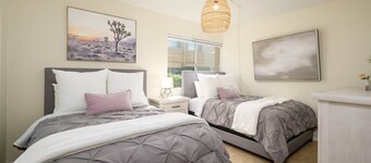  Minutes to Old Town Scottsdale! Walk to Fashion Mall and Scottsdale shops. 