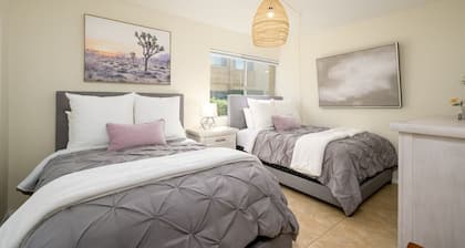 Minutes to Old Town Scottsdale! Walk to Fashion Mall and Scottsdale shops.