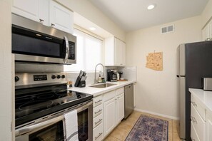 冷蔵庫、電子レンジ、オーブン、コンロ