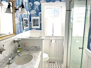 Dusche, Haartrockner, HandtĂŒcher, Toilettenpapier