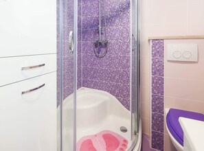 Chuveiro, secador de cabelo, toalhas de banho 