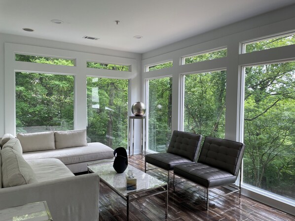 TV connectée, cheminée, écrans d'ordinateur, imprimantes