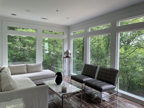 CHATEAU VILLA, seats on 7 acres, secluded, minutes from Truist Baseball Stadium