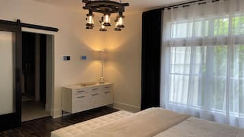 5 bedrooms, desk, iron/ironing board, free WiFi