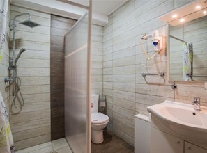 Douche, séchoir à cheveux, serviettes fournies
