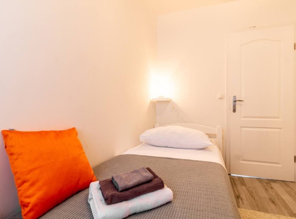 Six Bedroom Holiday Home - Split
