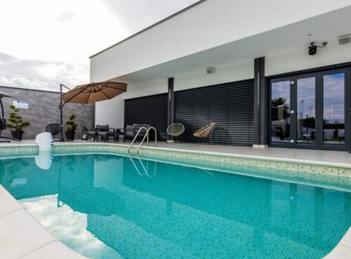 Five Bedroom Holiday Home