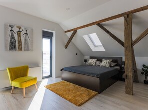 5 bedrooms, iron/ironing board, WiFi, bed sheets