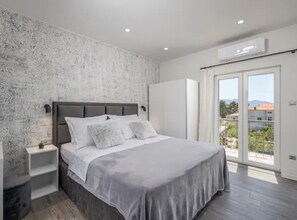 4 habitaciones, tabla de planchar con plancha, wifi y ropa de cama 