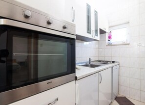 Køleskab, ovn, kogeplade, opvaskemaskine