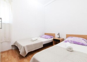 4 bedrooms, iron/ironing board, WiFi, bed sheets