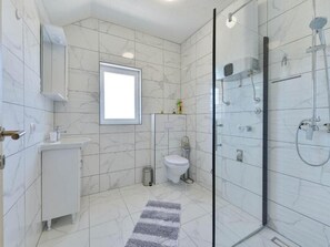 Dusche, Haartrockner, Handtücher
