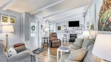 電視、壁爐、書籍