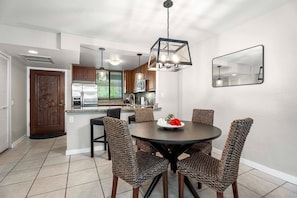 Condo, 1 giường cỡ king và sofa giường (White Sands Village#206) | Khu ăn uống
