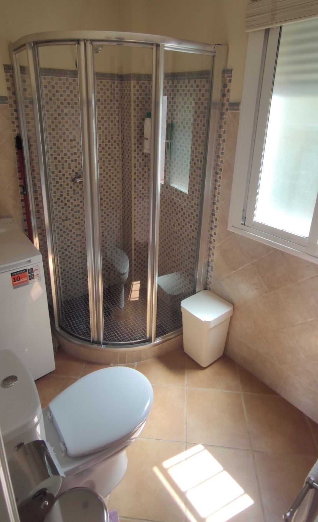 Ducha, secador de pelo, toallas y jabón