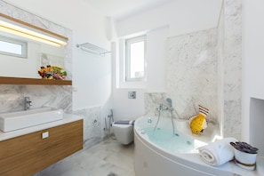 Een douche, handdoeken, zeep, shampoo