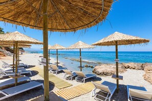 Plage à proximité, chaises longues