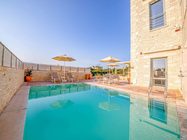 Een verwarmd zwembad