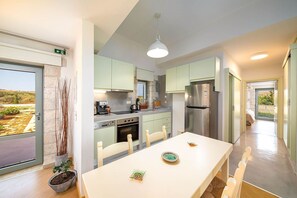 Jääkaappi, uuni, liesi, astianpesukone