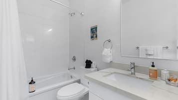Classic Studio | Bathroom | Combined shower/tub, towels