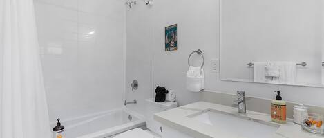 Une salle de bain moderne avec une baignoire, des toilettes et un lavabo.