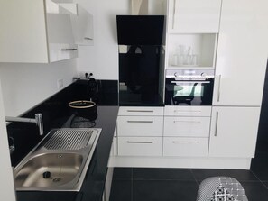 Réfrigérateur, micro-ondes, four, lave-vaisselle