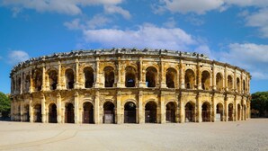 Un edificio histórico con una columnata circular y múltiples arcos.