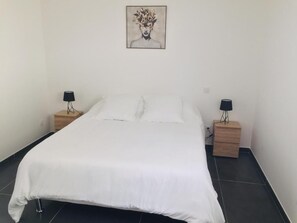 2 chambres, fer et planche à repasser, Wi-Fi gratuit, draps fournis