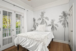 6 bedrooms, iron/ironing board, WiFi, bed sheets