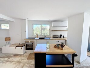 Fridge, oven, stovetop, dishwasher