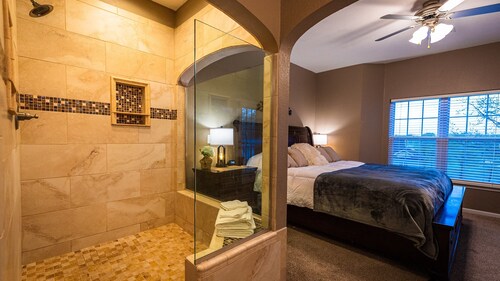 Holiday Hills 2BR | Pools, Golf, King, Walk-In