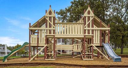 Holiday Hills 2BR | Pools, Golf, King, Walk-In