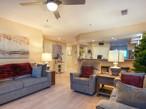 Smart TV, fireplace - Pond-View 2BR — Remodeled, 2 Pools, Hot Tub (Branson)