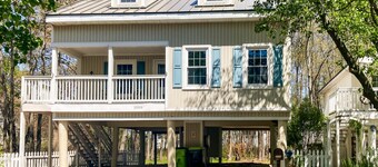 Clearwater home - Elevated dog-friendly retreat with a deck plus pool & tennis