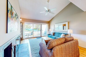 Een televisie, een open haard en een kantoor