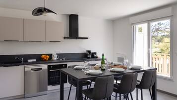 Coffee/tea maker, fridge, microwave, oven
