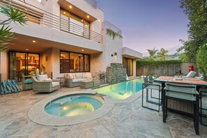 A modern house with a swimming pool, outdoor seating, and a stone wall. - Sunset Beach House in Heart of La Jolla Shores (San Diego)