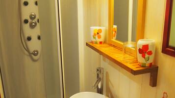 Douche, sĂšche-cheveux, serviettes fournies, savon