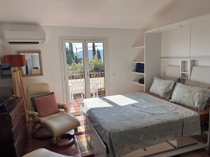 1 slaapkamer, een kluis op de kamer, een bureau