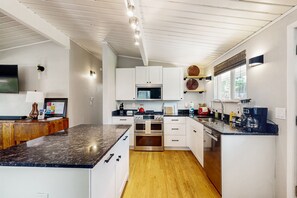 冷蔵庫、電子レンジ、オーブン、コンロ