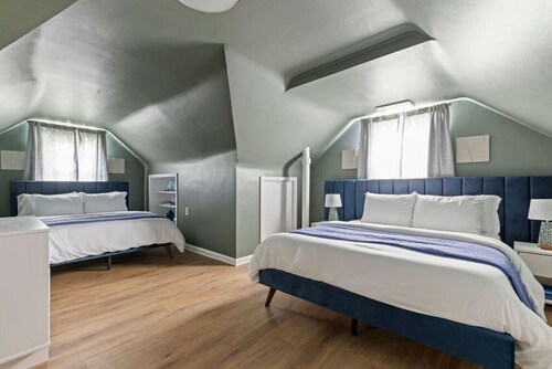 Escape to Fun: Hot Tub & Game Arcade Retreat