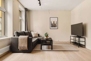 Televisión, chimenea y oficina