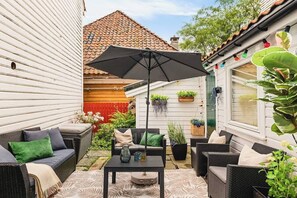 Terrace/patio - Historical House W Private Patio - 550m from Bryggen (Bergenhus)
