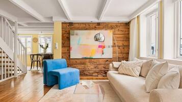 TV, peis, bøker og kontorer