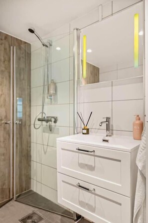 Suihku, ilmaiset hygieniatuotteet, hiustenkuivaaja